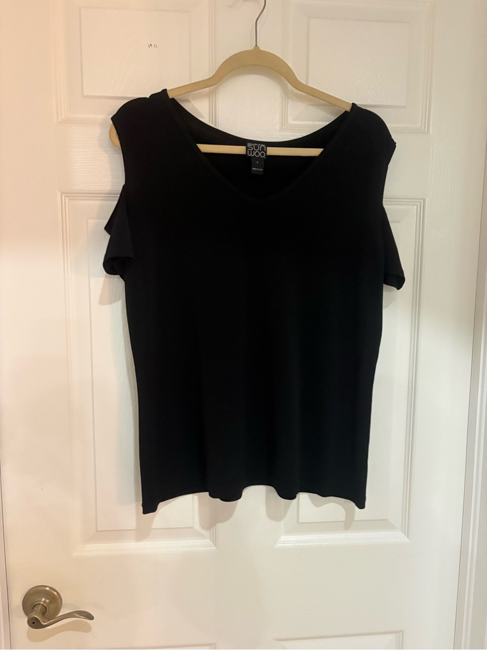 Clara Sun Woo Black open Shoulder V-Neck Short Sleeve Top — size Large.